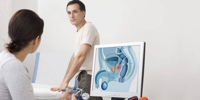 мужчина идет к врачу